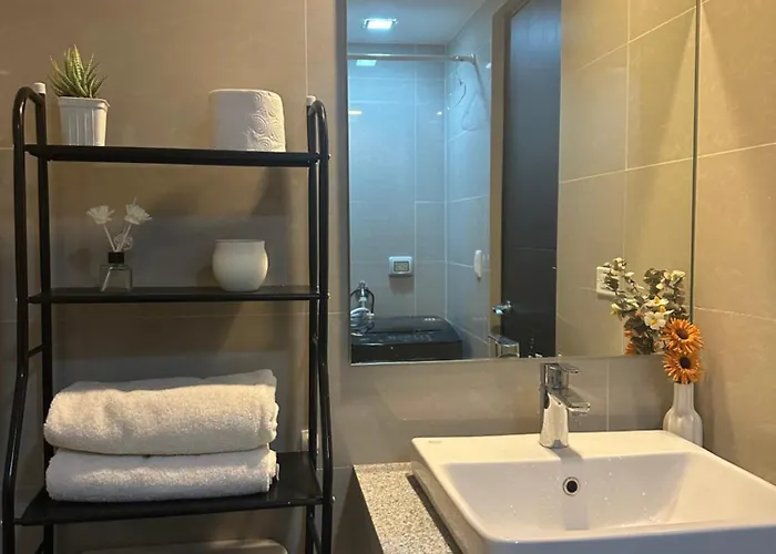 Cozy 1bedroom With View In Uptown Bgc Apartment *